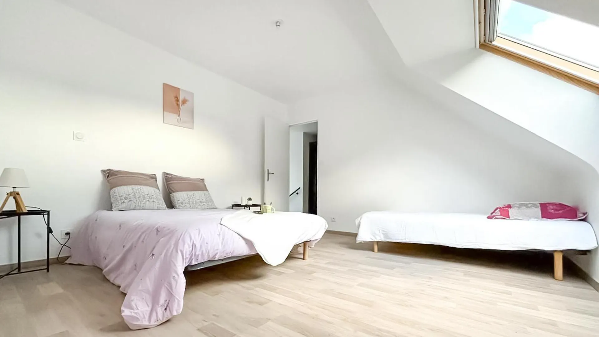 Stunning Home In Guegon With Wifi 0*,  Francia